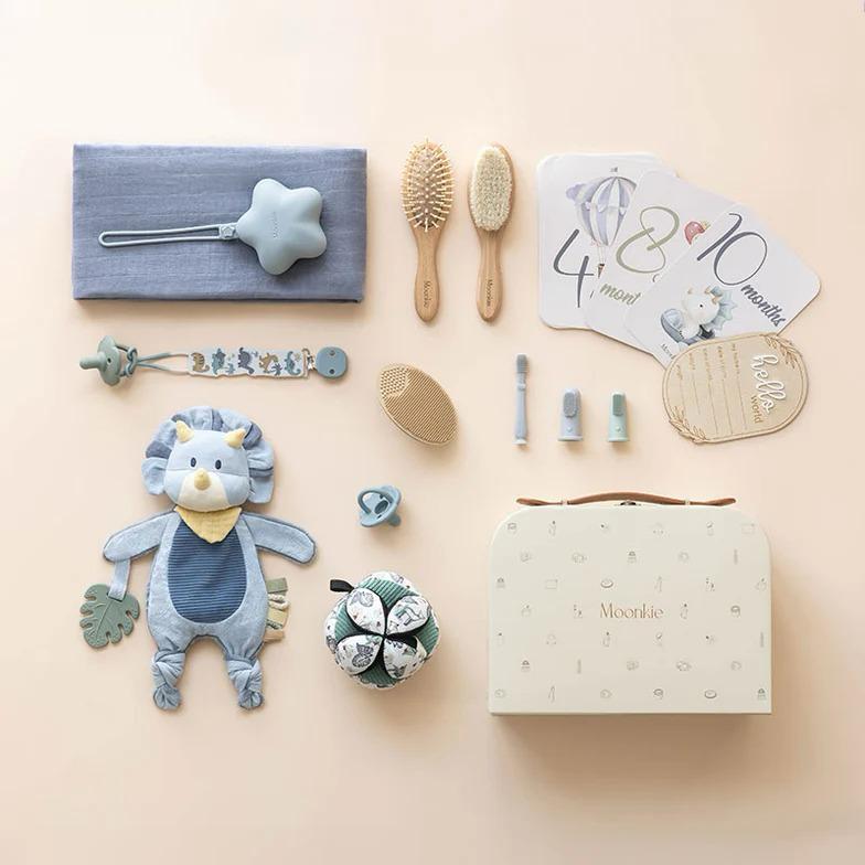 Moonkie Set Dhuratë për Bebe – Aksesorë për Kujdesin dhe Lojën